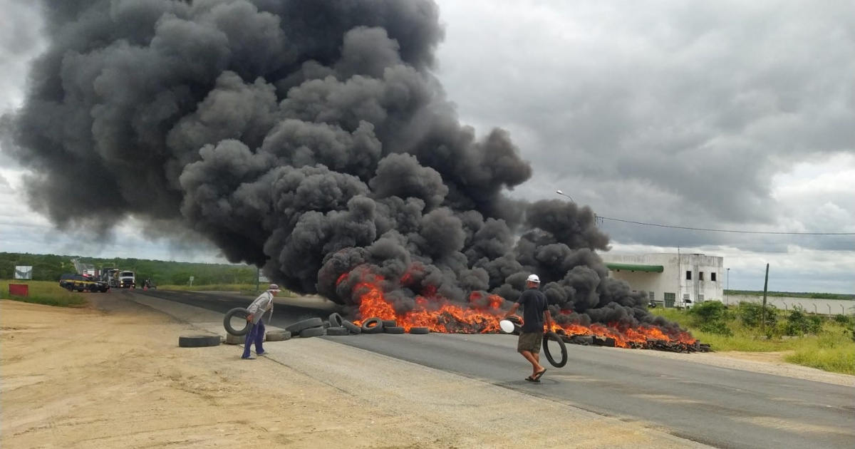 Manifestantes bloqueiam BR-324 em protesto após acidente que deixou 5 mortos