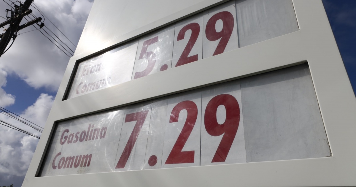 Procon notifica 111 postos de combustíveis e distribuidoras durante operações de fiscalização na Bahia