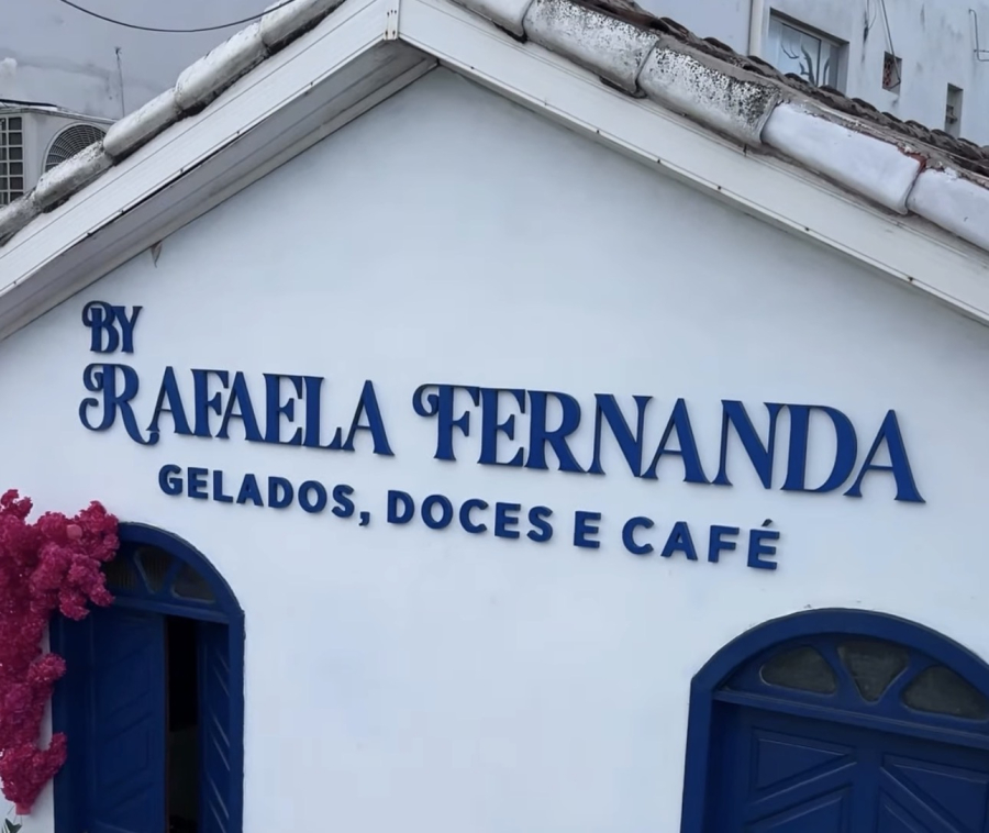 Jovem de Teixeira de Freitas viraliza nas redes com loja de doces inspirada em Santorini, na Grécia