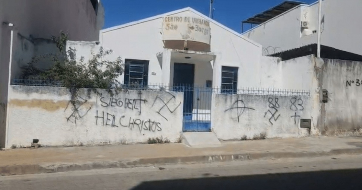 Centro de Umbanda é vandalizado com pichações de símbolos nazistas em Guanambi